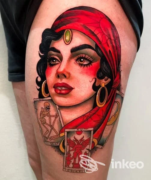 Tatuaggio su coscia raffigurante volto di donna con foulard rosso e carte da tarocchi, realizzato da Holy Flames Tattoo a Trepuzzi.