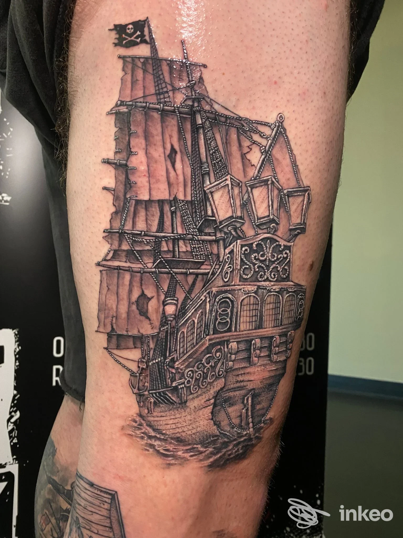 Tatuaggio su braccio superiore raffigurante una nave pirata in bianco e nero, lavoro di INSANITY INK - Elena Saracino Tattoo a Veglie.