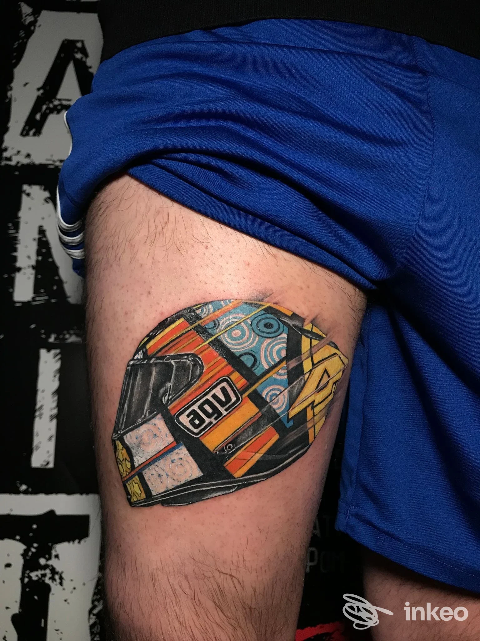 Tatuaggio realistico di casco da moto sulla coscia, colori vivaci e linee nette. INSANITY INK - Elena Saracino Tattoo, Veglie.