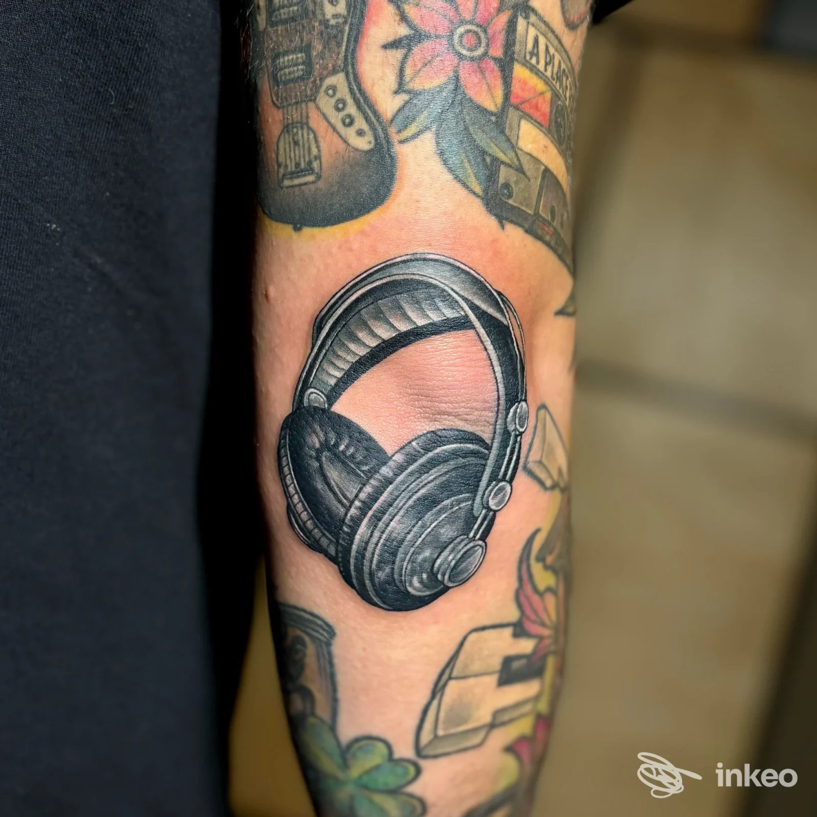 Tatuaggio realistico di cuffie sull'avambraccio, INSANITY INK - Elena Saracino Tattoo, Veglie.