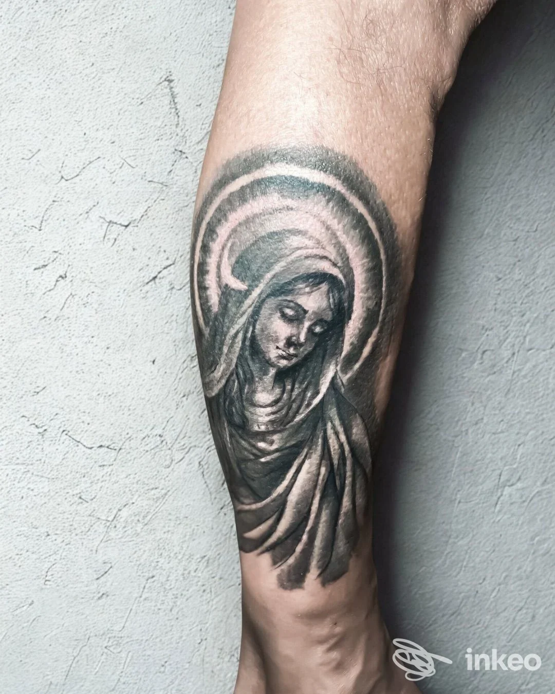 Tatuaggio realistico in bianco e nero di una figura femminile sull'avambraccio, foto fornita da Ink Warriors Tattoo Studio, Manduria.