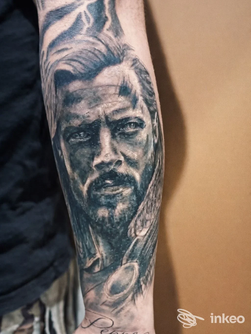 Tatuaggio ritratto fotorealistico in bianco e nero sull'avambraccio, foto inviata da Ink Warriors Tattoo Studio a Manduria.