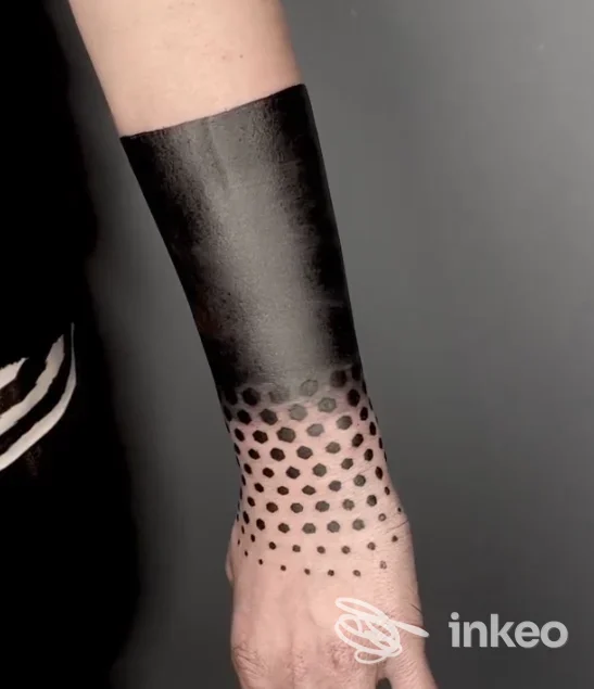 Bracciale nero e pattern a puntini su avambraccio e polso, foto fornita da Inklaire Tattoo Shop, San Cesario di Lecce.