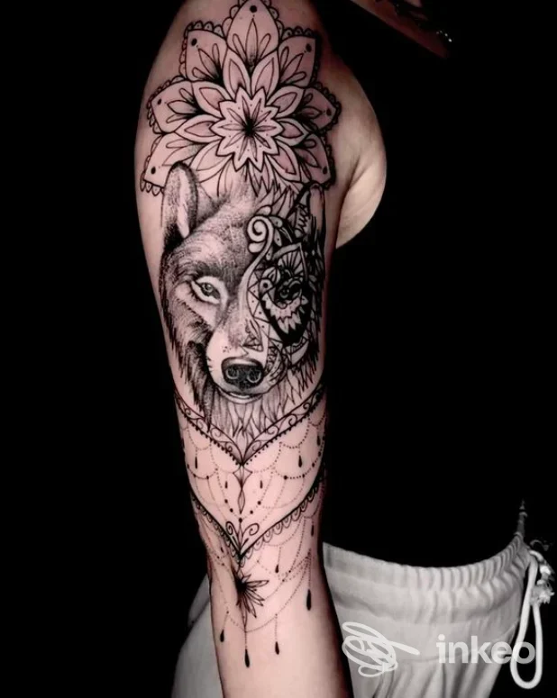 Grande tatuaggio a manica con lupo realistico e motivi ornamentali sul braccio, Inklaire Tattoo Shop, San Cesario di Lecce.