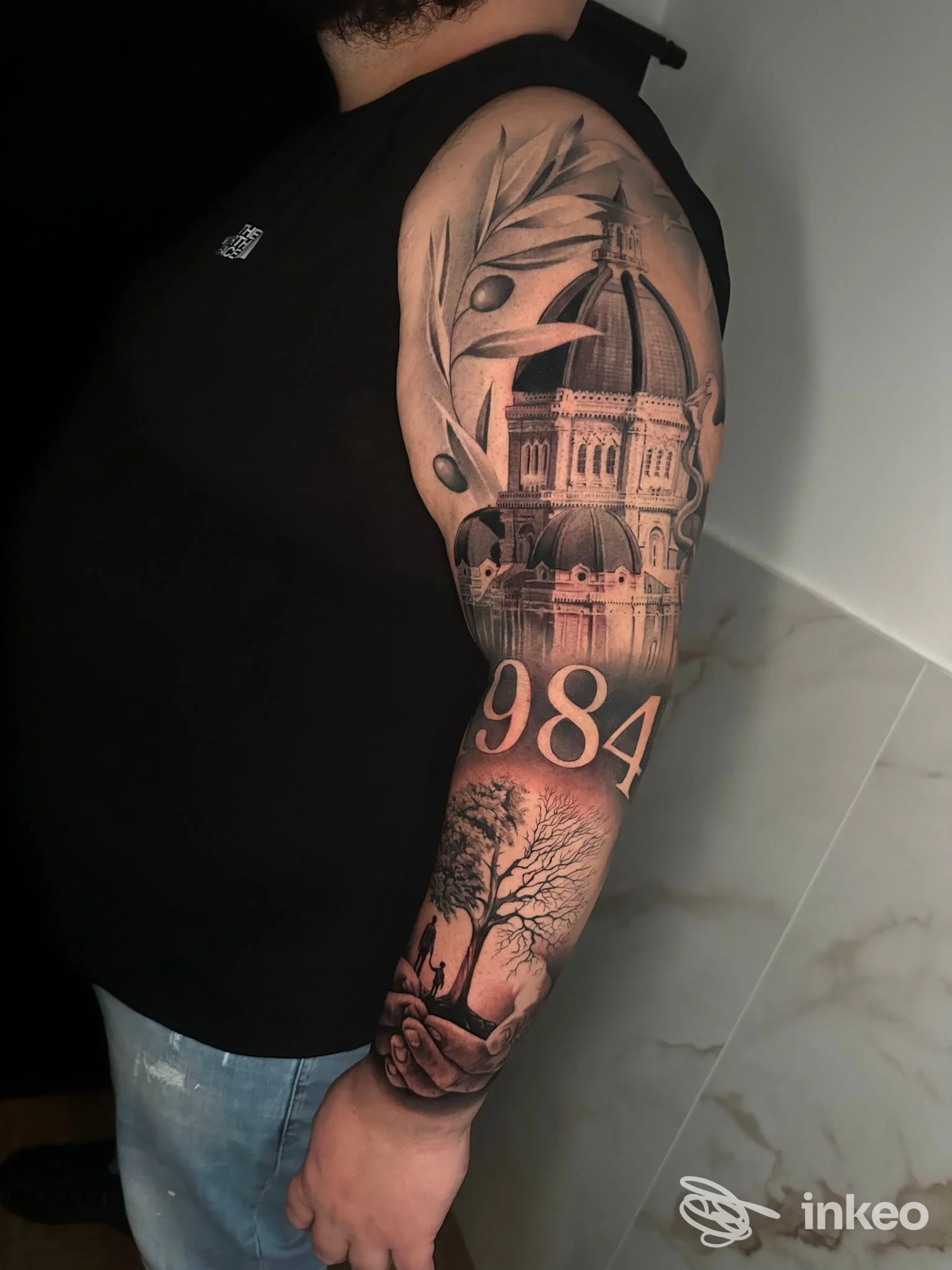 Manica tatuata in bianco e nero con cupola architettonica, numeri e scena paesaggistica, realizzata da Her_tattooartist a Cerignola.
