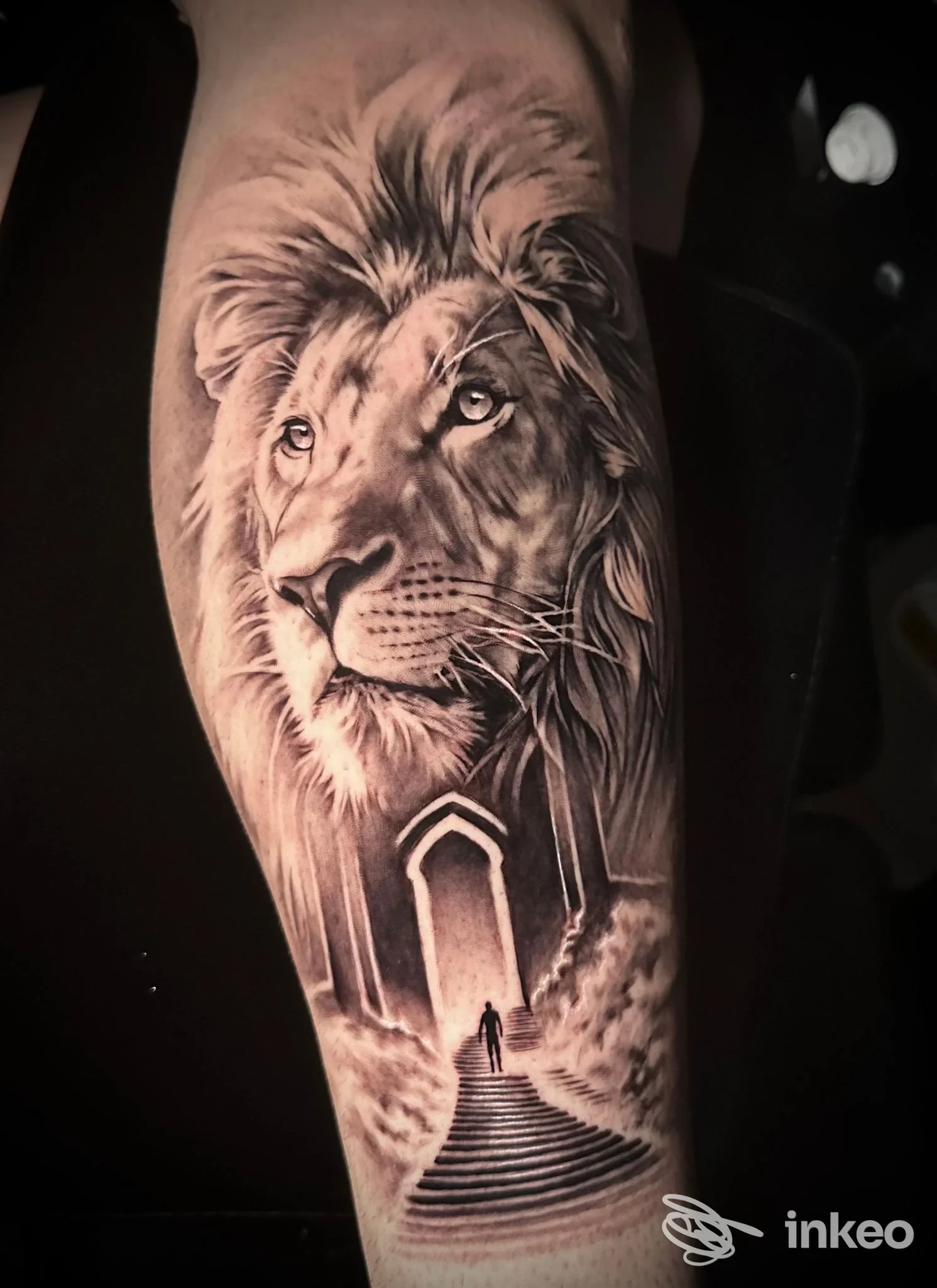 Tatuaggio realistico black & grey di leone sull'avambraccio, con scalinata e figura in controluce — Her_tattooartist, Cerignola.