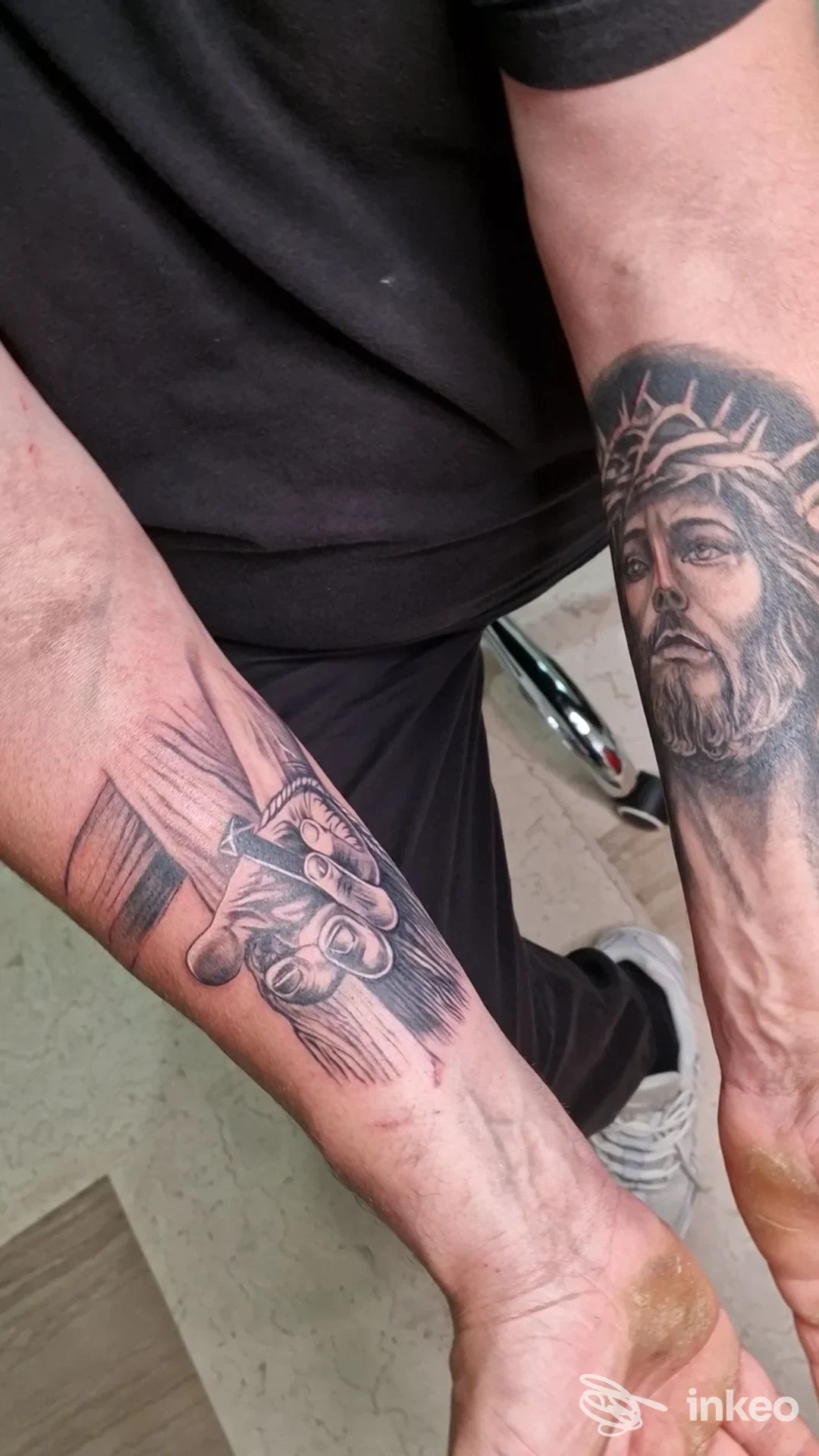Primo piano degli avambracci con tatuaggi realistici presso INKLAM TATTOO STUDIO, Canosa di Puglia.