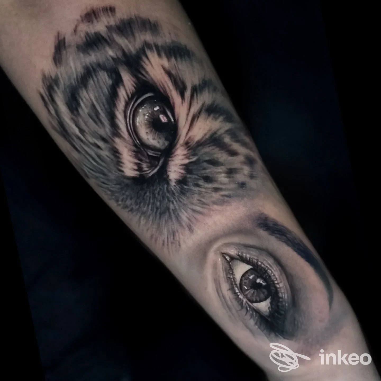Tatuaggio realistico sull'avambraccio con un occhio umano e un occhio animale, foto di InkDream Tattoo Studio a San Marco in Lamis.