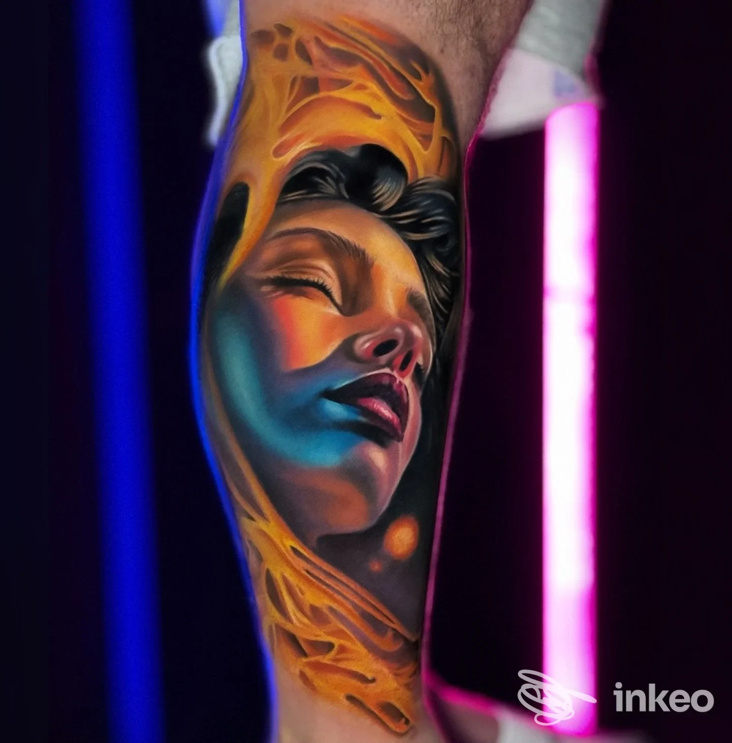 Tatuaggio realistico e colorato raffigurante un volto su avambraccio, foto fornita da InkDream Tattoo Studio, San Marco in Lamis.