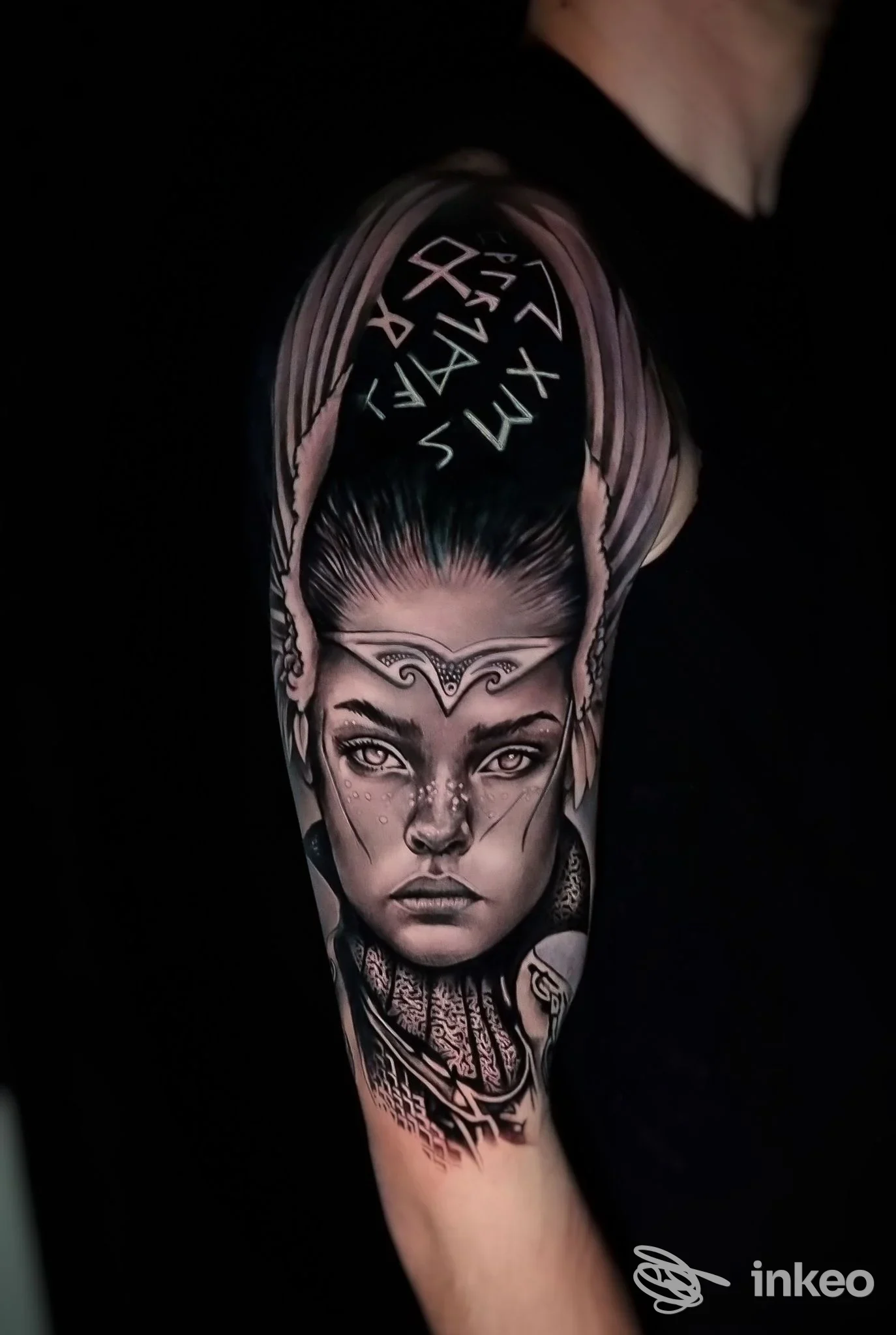 Tatuaggio a manica su spalla e braccio con volto stilizzato e simboli, InkDream Tattoo Studio, San Marco in Lamis.