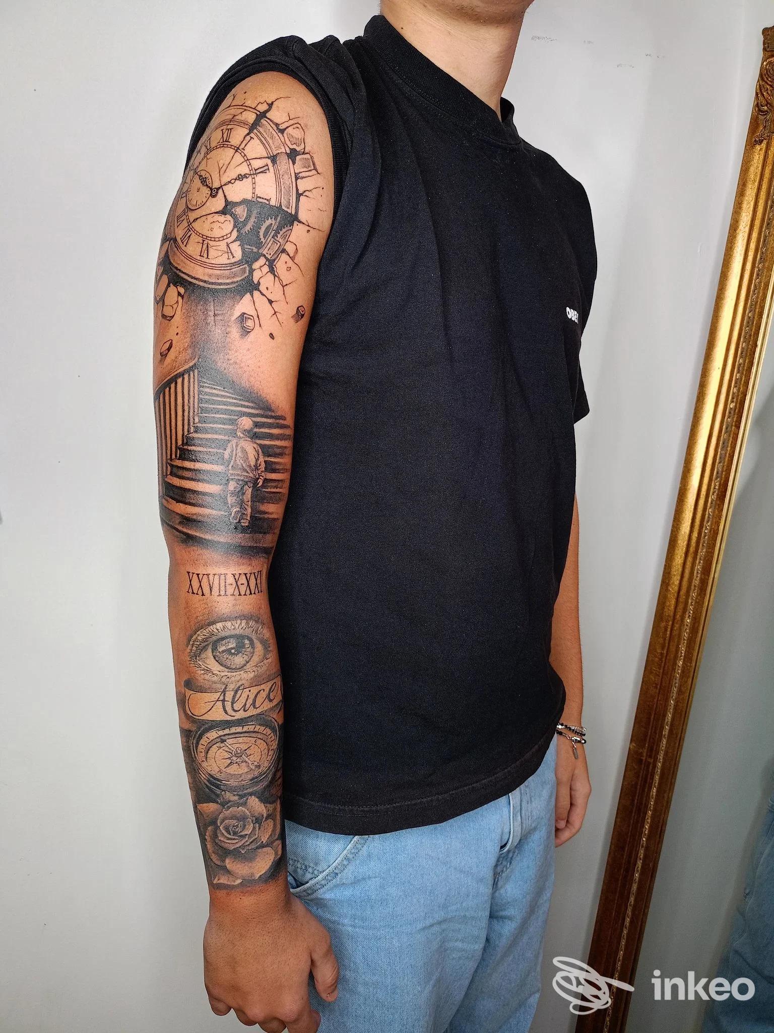 Manica tatuata in bianco e nero su avambraccio e braccio, foto presa in studio Inkonica Tattoo a Noci, dettaglio dal deltoide al polso.