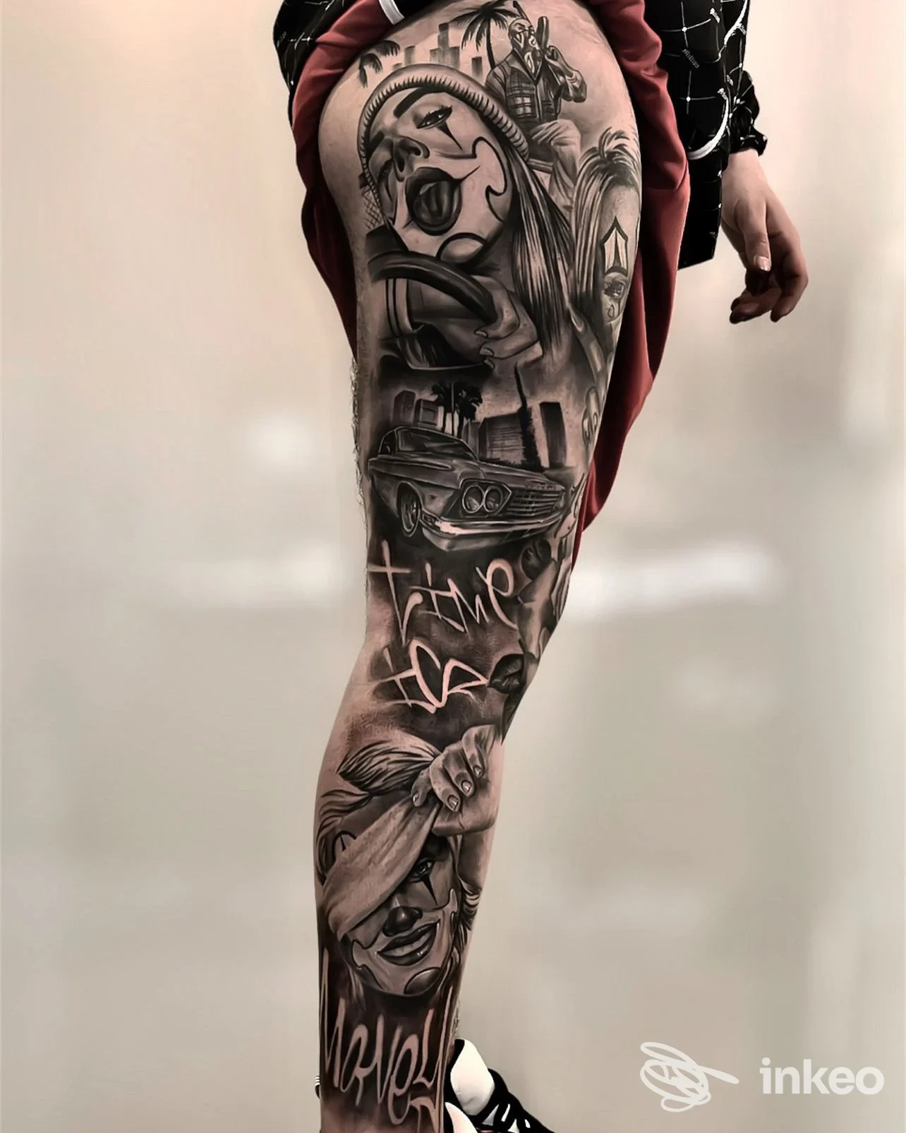 Grande tatuaggio a manica su gamba completa con soggetti realistici in bianco e nero, foto fornita da Jaodaber Tattoo Studio, Carovigno.