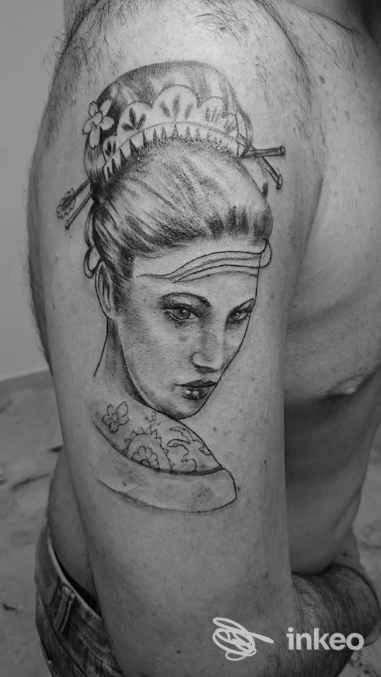 Tatuaggio su spalla/bicipite che raffigura il volto di una donna, immagine fornita da Jack Tattoo Capurso, Capurso.