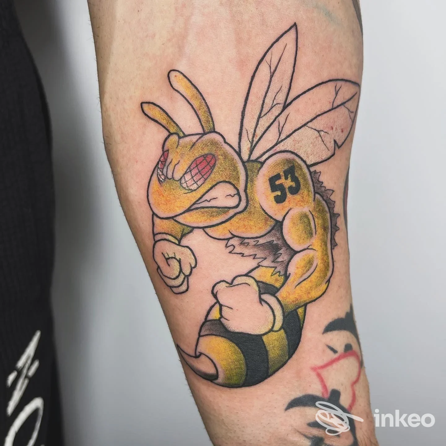 Tatuaggio di calabrone colorato in stile cartoon sull'avambraccio, realizzato presso Karma Tattoo Studio a Surbo.