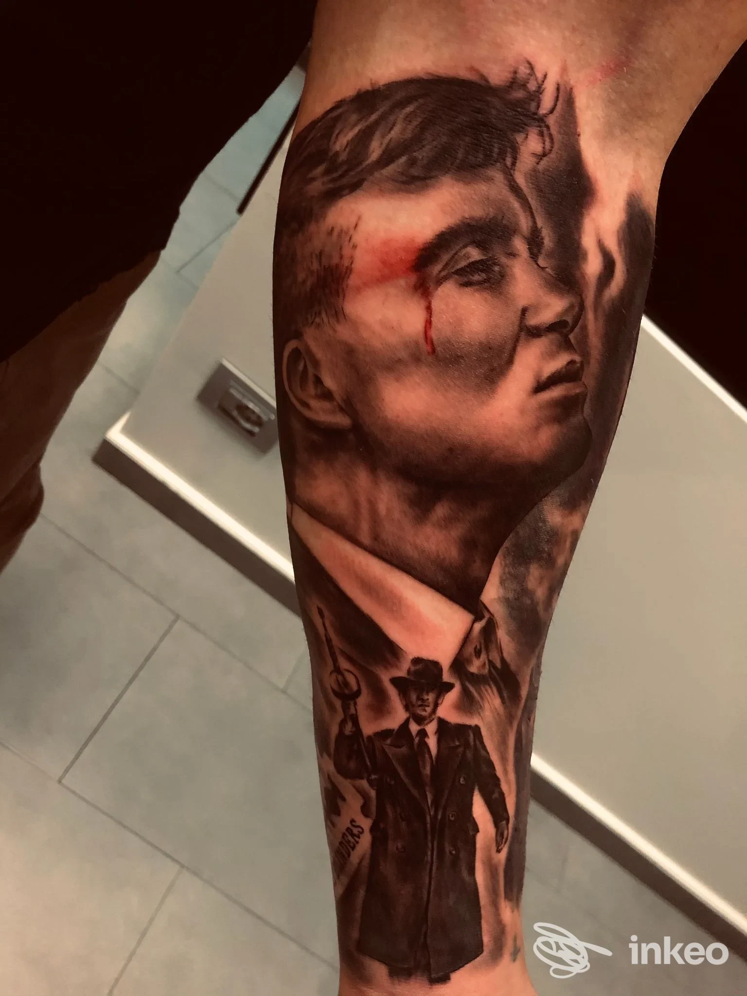 Tattoo realistico in bianco e nero su polpaccio raffigurante un volto umano in stile ritratto, con sfumature accurate e dettagli.