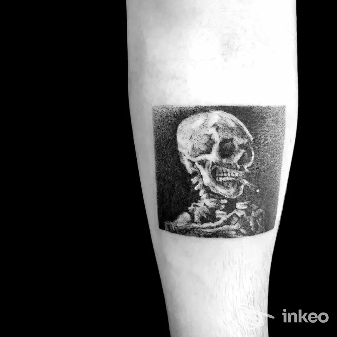 Tatuaggio su avambraccio con teschio in un riquadro scuro, foto inviata da Kefi Tattoo a San Marzano di San Giuseppe.