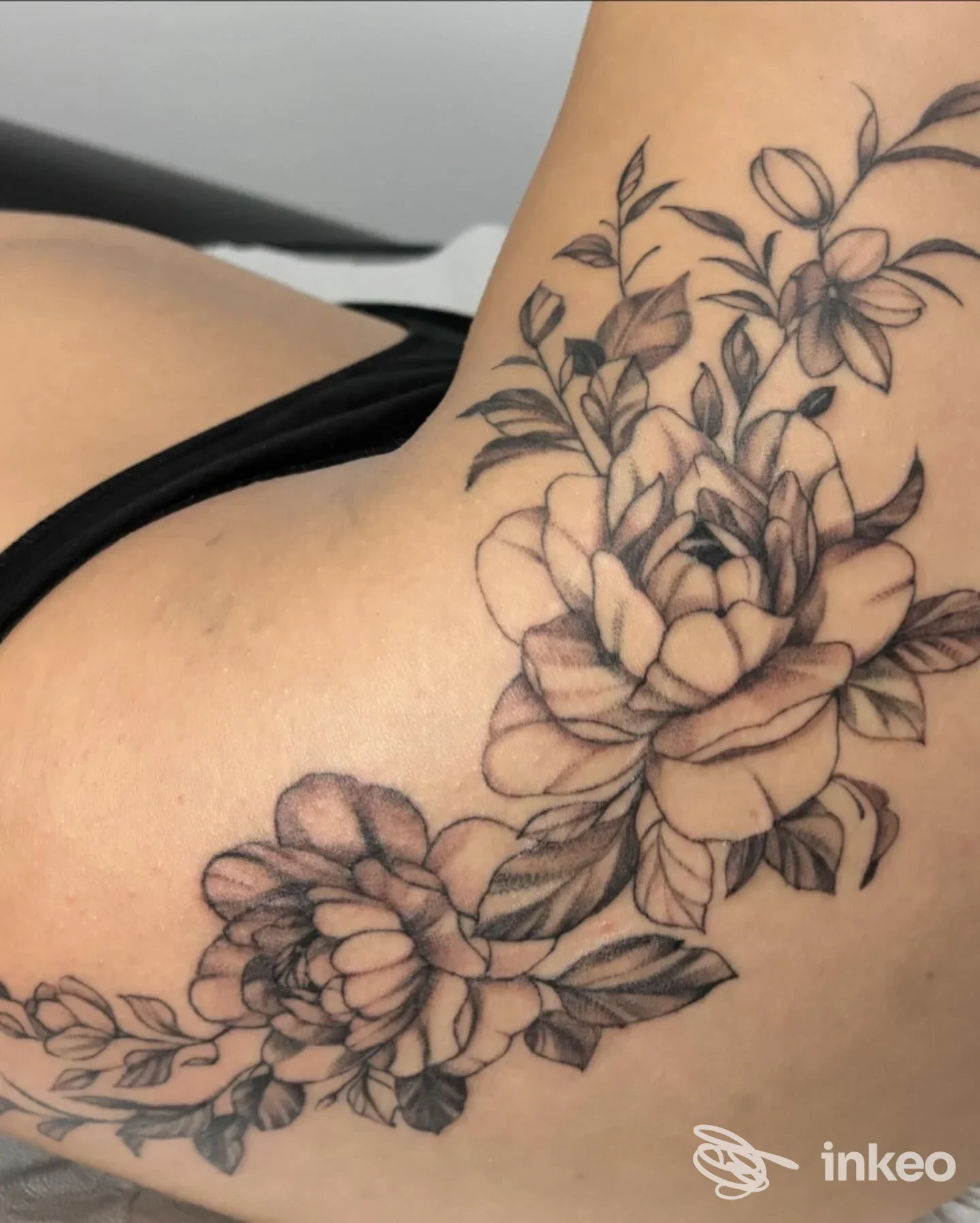 Tatuaggio floreale in bianco e nero sul braccio/ascella, foto fornita da Kefi Tattoo, San Marzano di San Giuseppe.