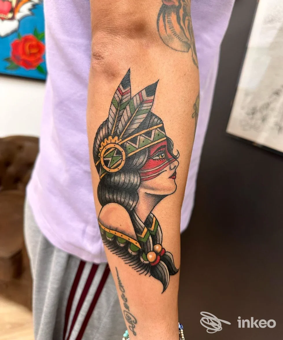 Tatuaggio colorato su avambraccio raffigurante profilo femminile con piume, L'Inkiostraio Tattoo Studio, Galatone.