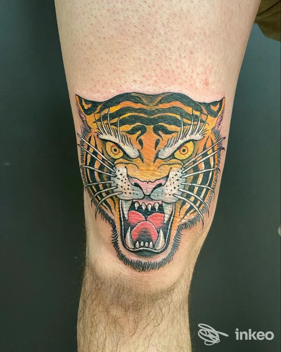Testa di tigre tatuata sul ginocchio/parte superiore della gamba, lavoro fotografico di L'Inkiostraio Tattoo Studio, Galatone.