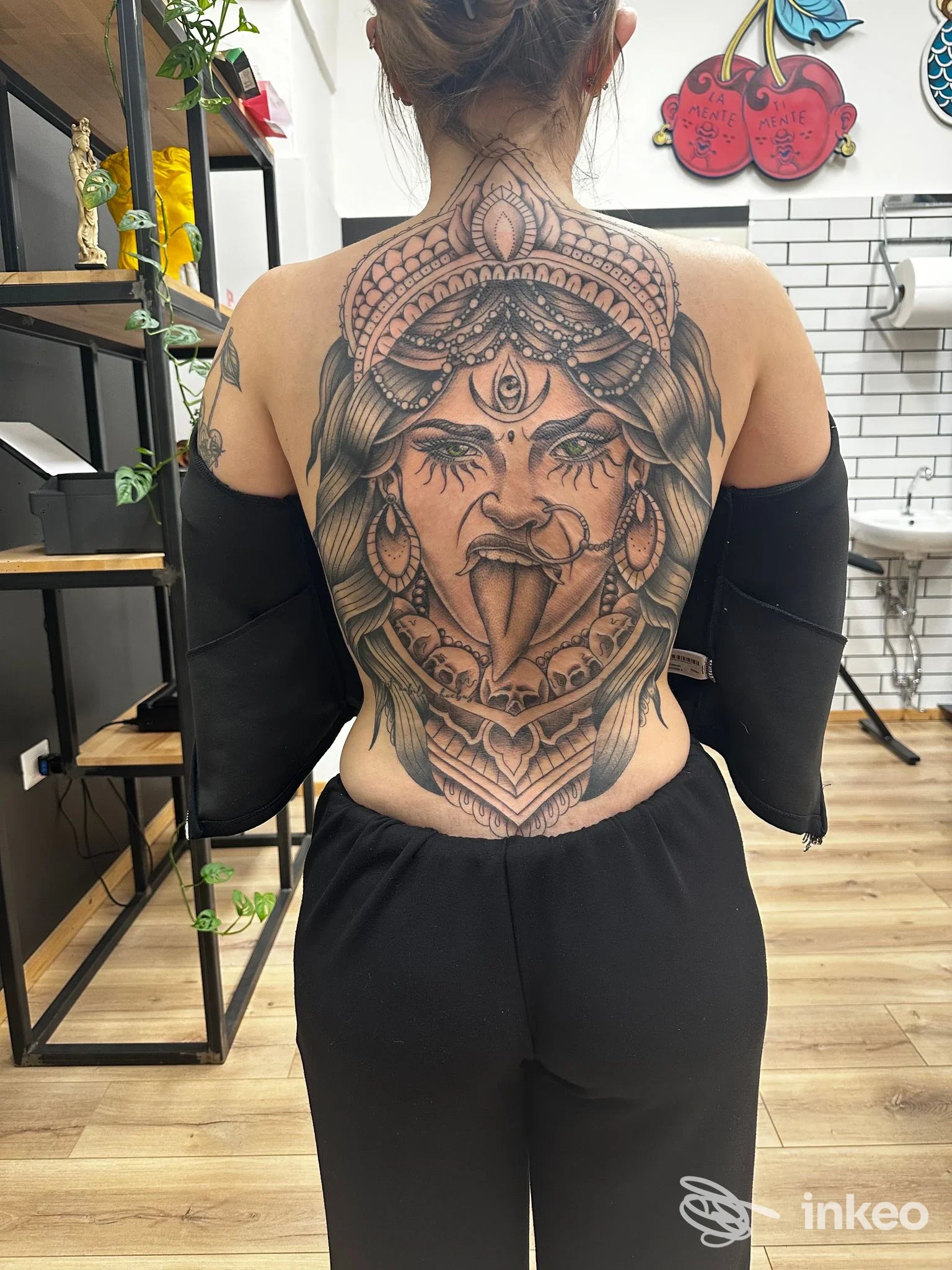 Grande tatuaggio blackwork ornamentale sulla schiena di una cliente, foto scattata allo L'Inkiostraio Tattoo Studio a Galatone.
