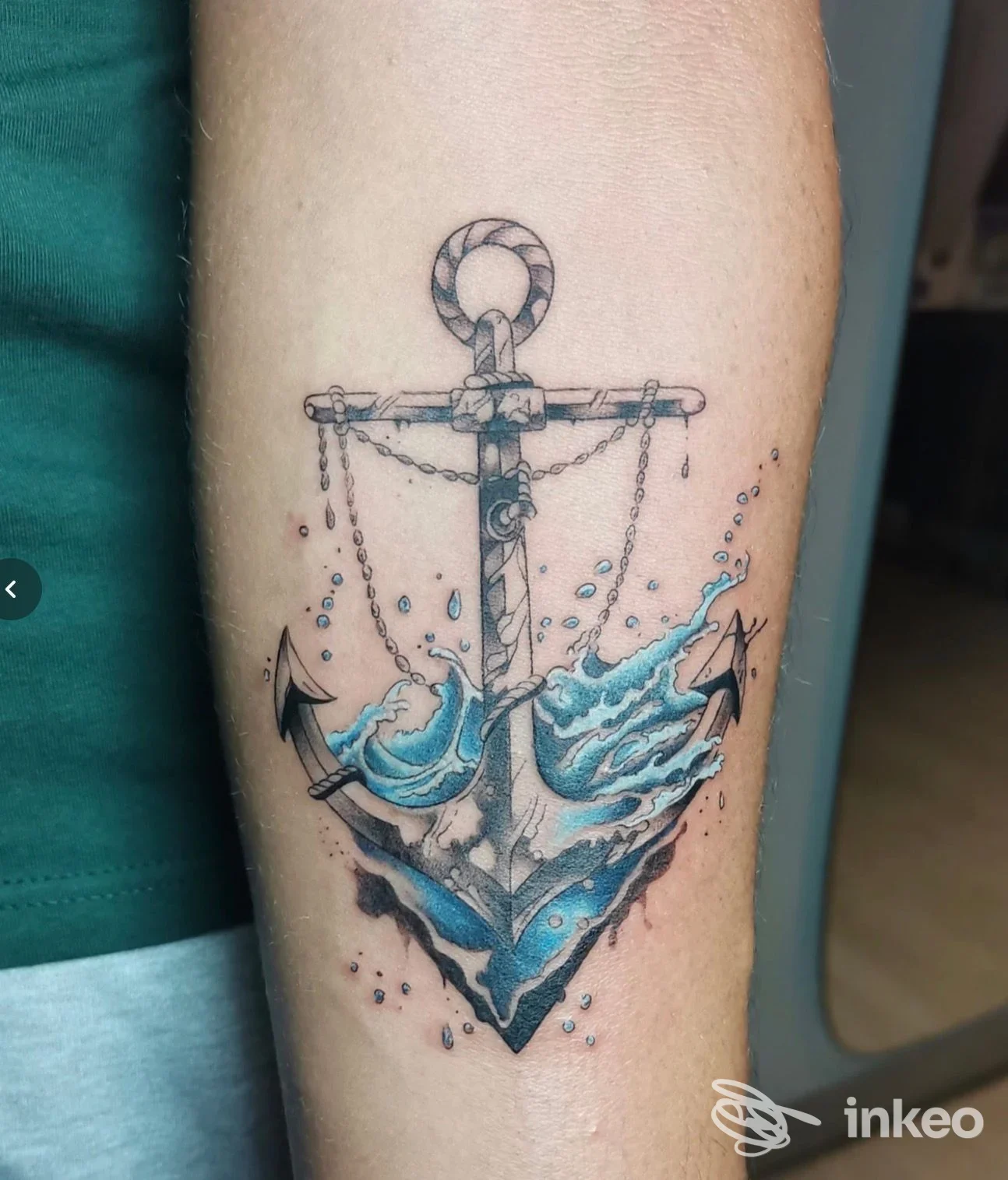Tatuaggio su avambraccio con un'ancora e onde blu, immagine scattata nello studio La Tatueria - tattoo studio a Santeramo In Colle.