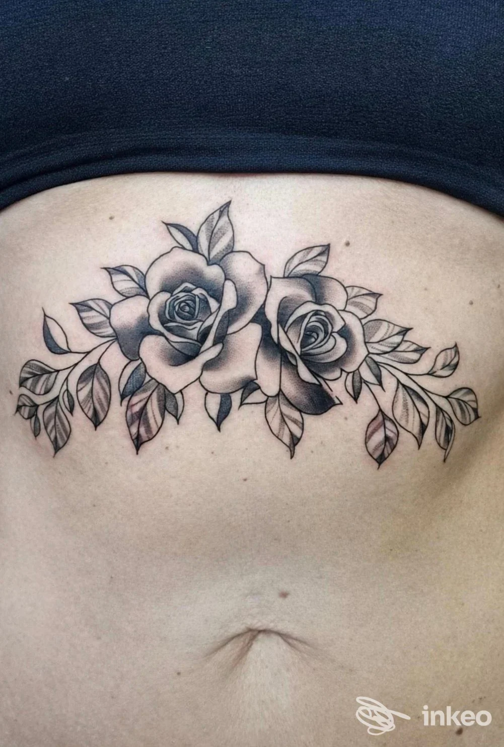 Tatuaggio floreale in bianco e nero con due rose posizionato sotto il seno, La Tatueria - tattoo studio, Santeramo In Colle.