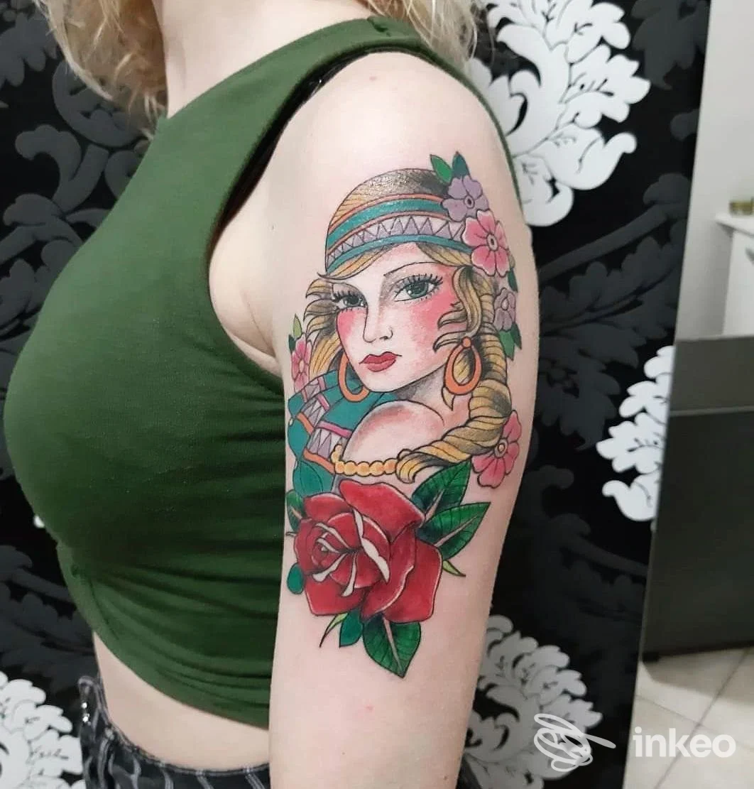 Tatuaggio neo-traditional su braccio superiore raffigurante volto femminile e rosa, Living tattoo Latiano di Andrea D' Adamo, Latiano.
