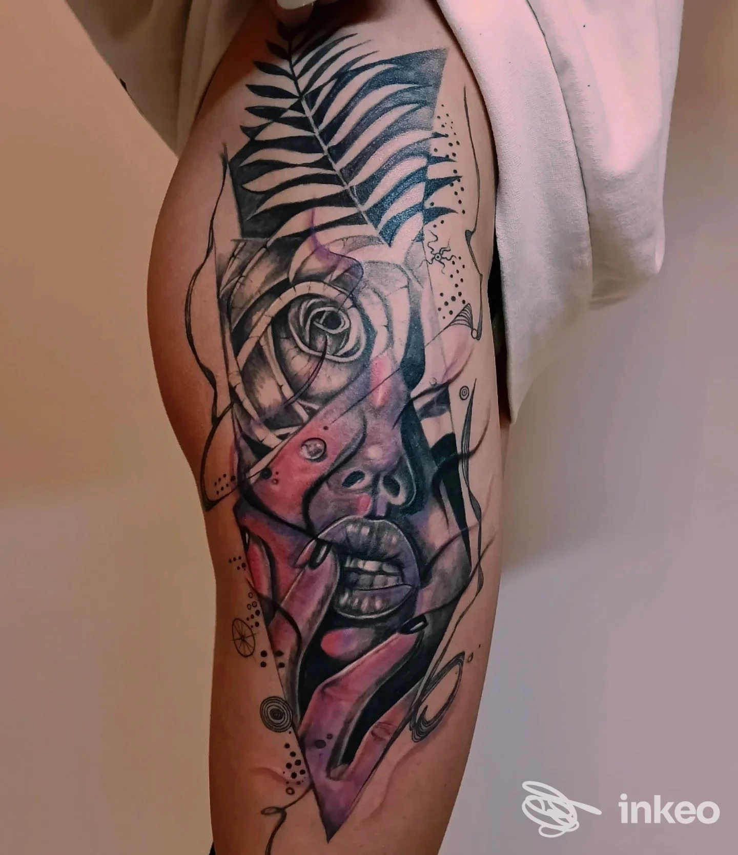 Tatuaggio su coscia con volto stilizzato, rosa e foglia — Luke Rux tattoo studio, Rignano Garganico.