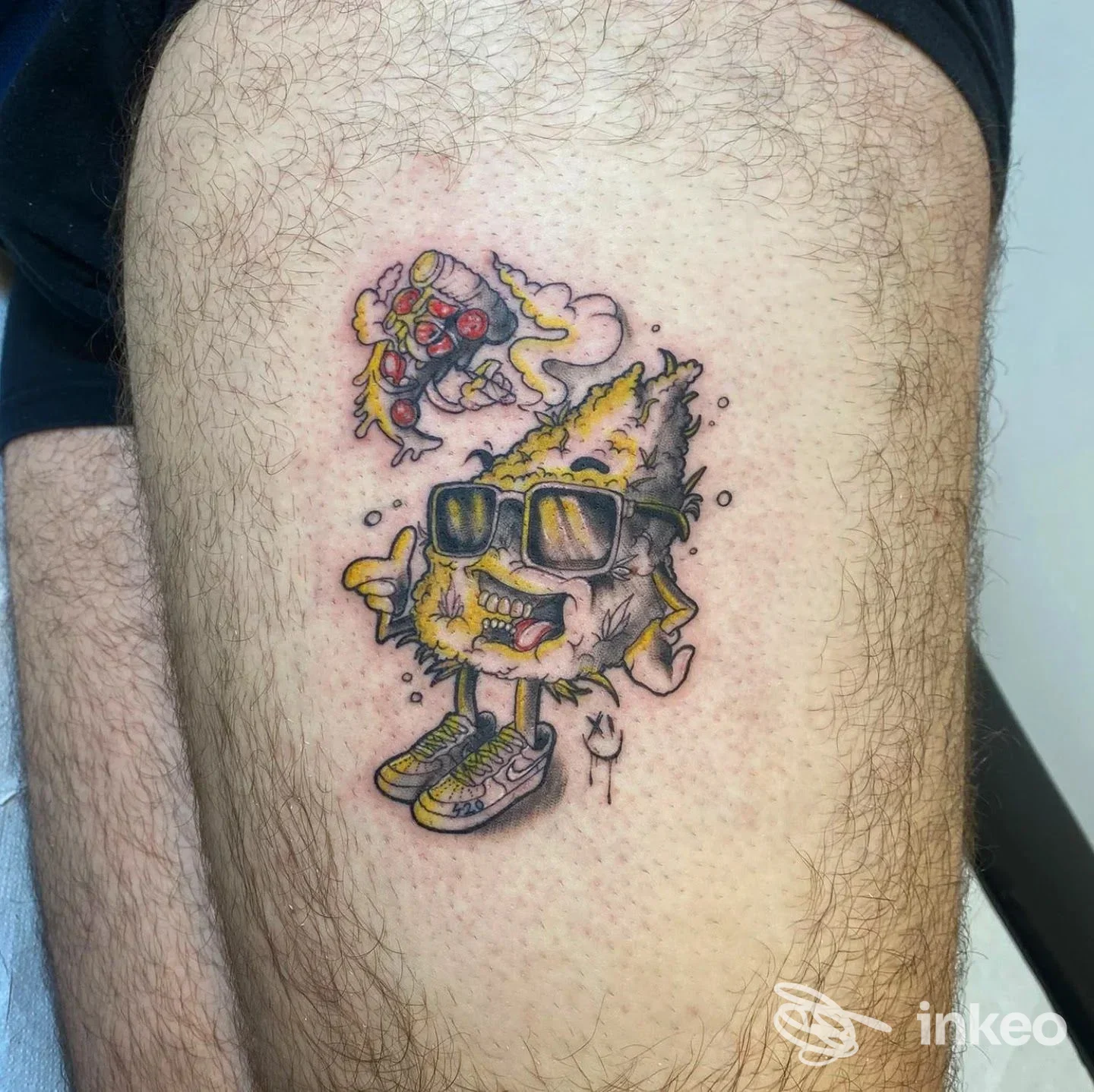 Tatuaggio colorato su coscia con personaggio cartoon realizzato da Luke Rux tattoo studio a Rignano Garganico.