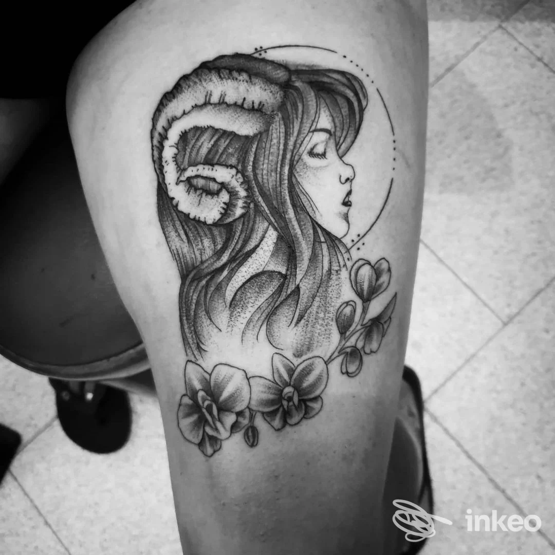 Tatuaggio in bianco e nero su coscia: profilo femminile con corna e fiori, realizzato da M20INK TATTOO & PIERCING a Ceglie Messapica.