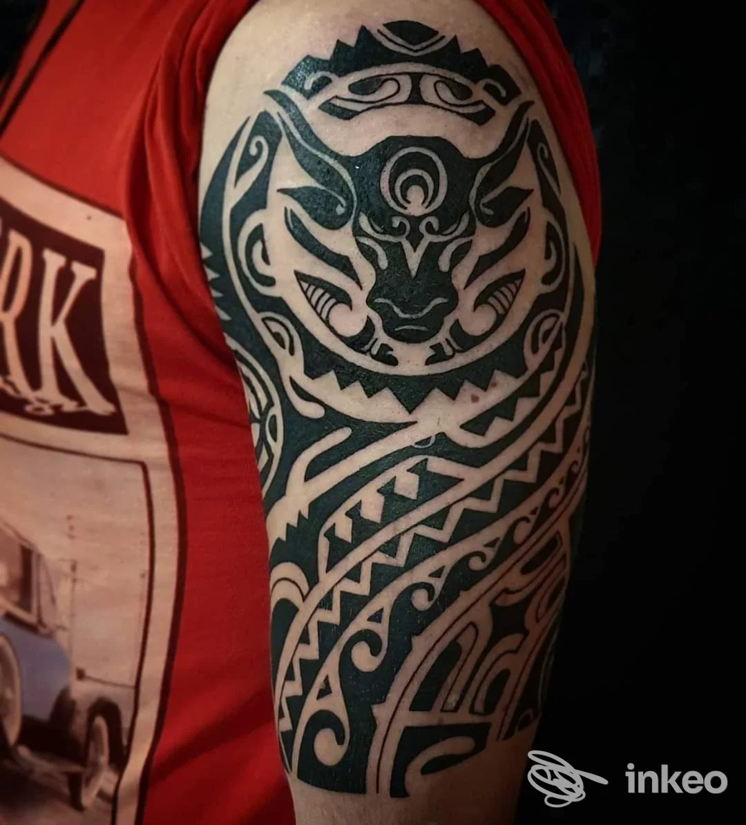 Tatuaggio tribale nero che copre la spalla e il braccio superiore, foto per M20INK TATTOO & PIERCING a Ceglie Messapica.