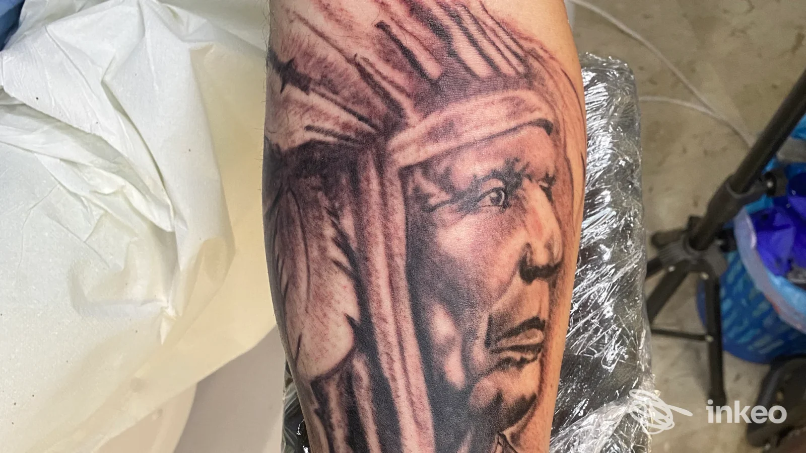 Primo piano di un tatuaggio ritratto in bianco e nero su avambraccio, realizzato da MANCHADEARTE TATTOO STUDIO a Muro Leccese.