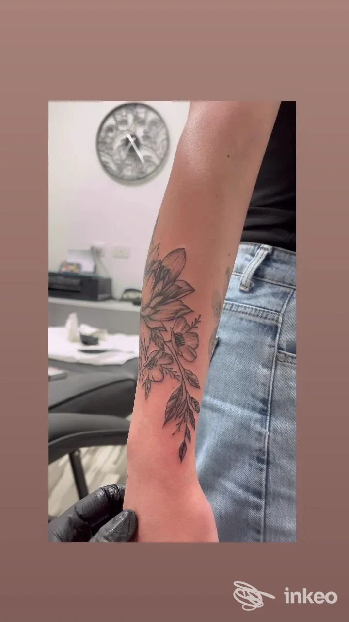 Avambraccio con tatuaggio floreale in nero, fotografato nello studio MC Tattoo Studio a Ugento.