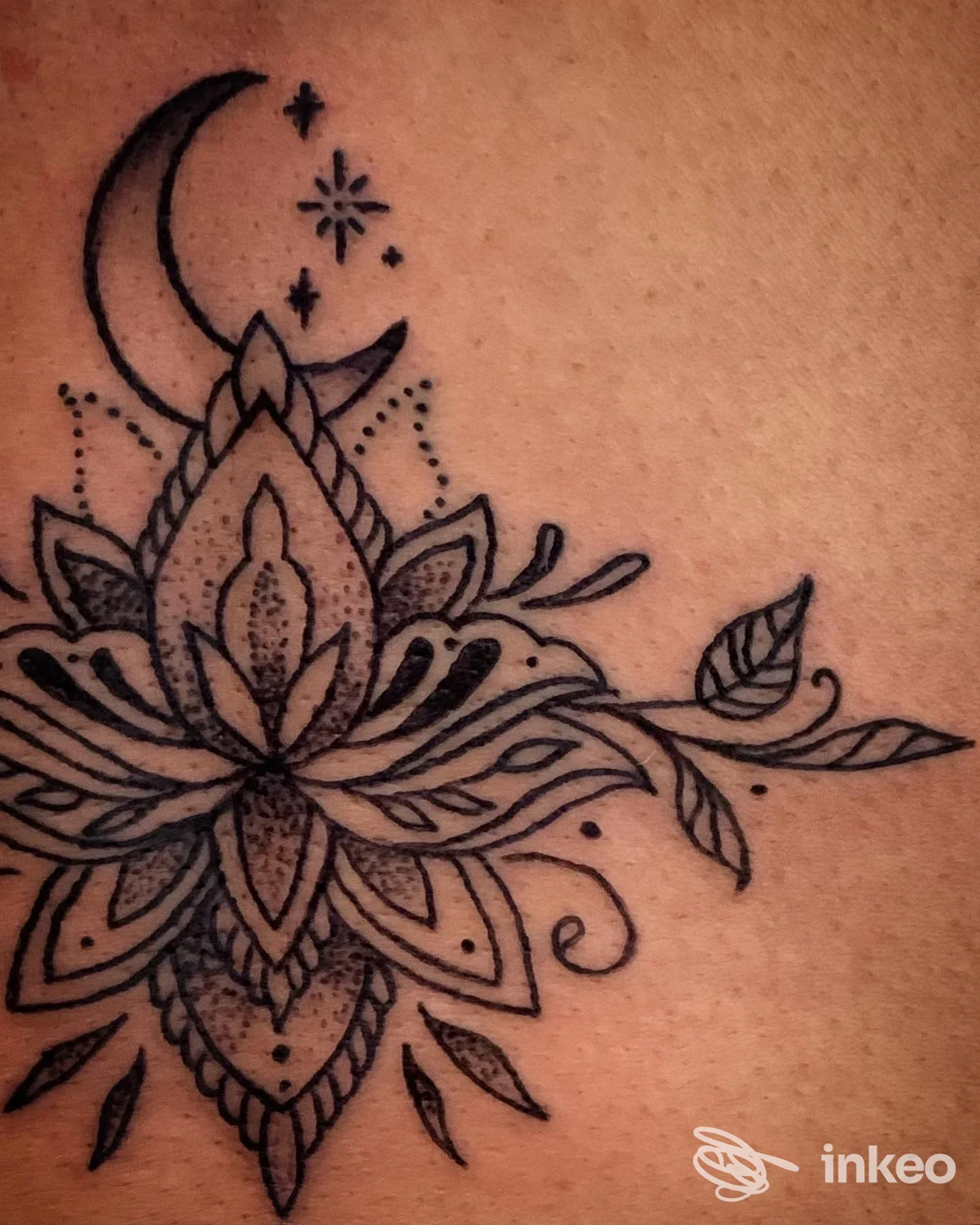 Tatuaggio mandala con mezzaluna e stelle realizzato su fianco; immagine fornita da MC Tattoo Studio, Ugento.