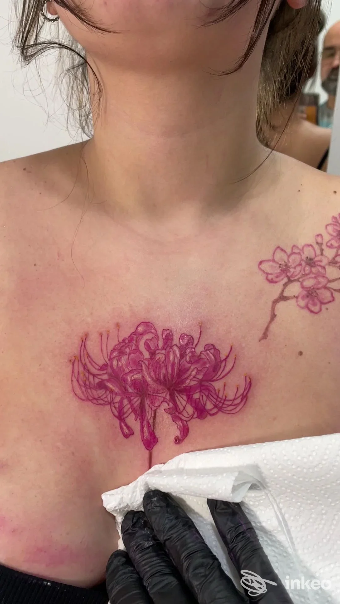 Primo piano del decolté con tatuaggi floreali appena eseguiti, Macedone Shop Tattoo & Piercing, Bari.