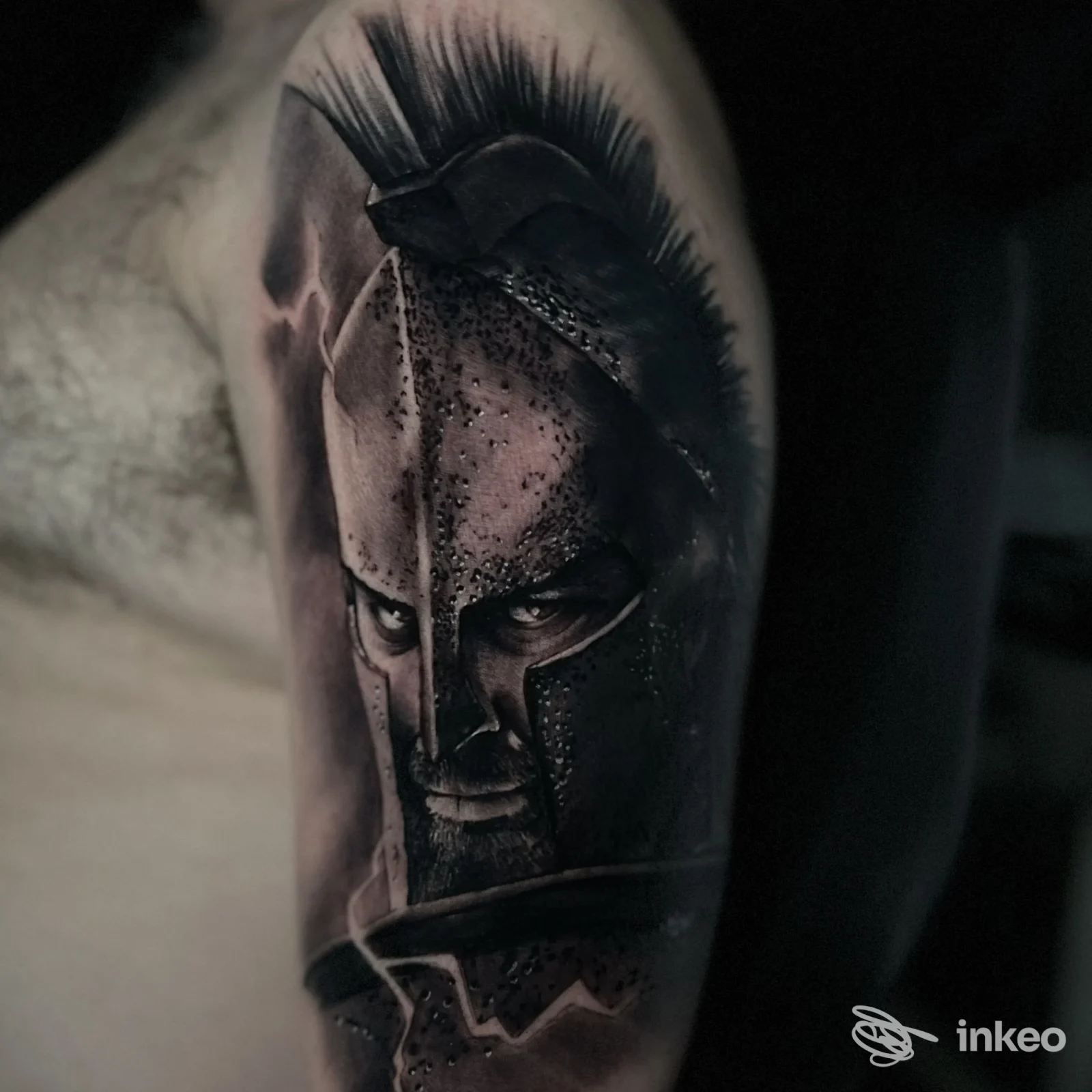Tatuaggio black & grey di un guerriero su braccio alto, Michael Night Tattoo & Vincent piercing, Taranto.