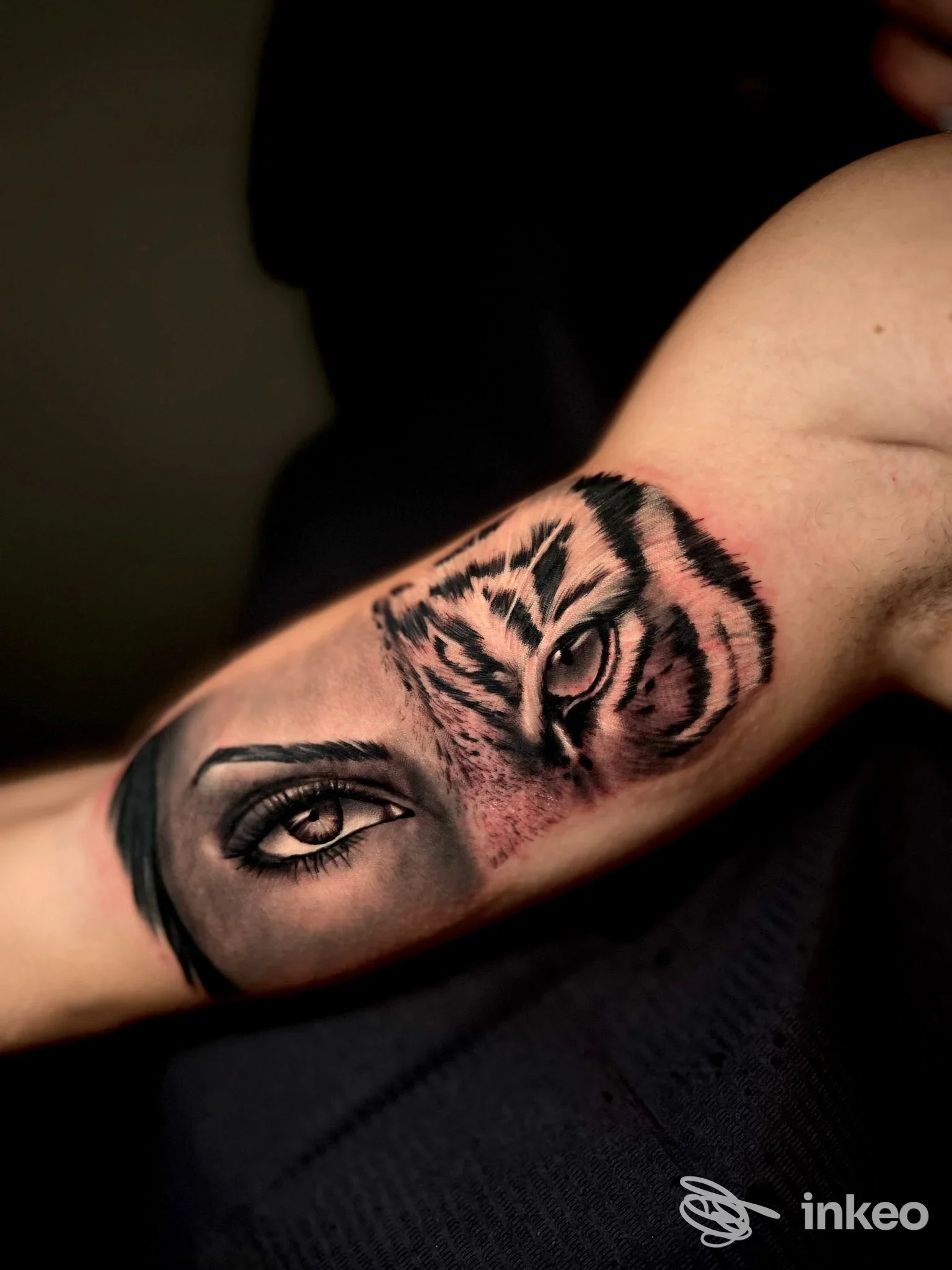 Tatuaggio realistico su avambraccio con occhio femminile e occhio di tigre in bianco e nero, Michael Night Tattoo & Vincent piercing, Taranto.