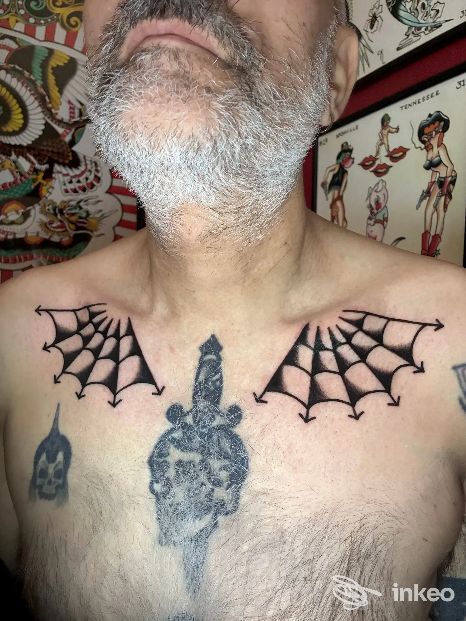 Foto del torace con due ragnatele tatuate sopra le clavicole, scattata allo studio Last Call Tattoo a Lecce.