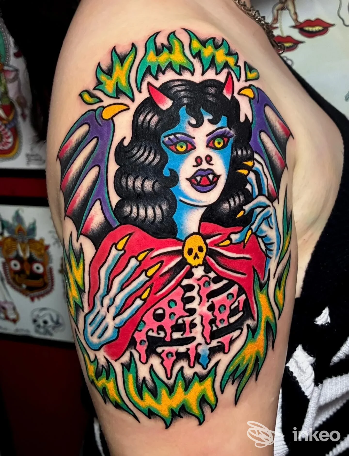 Ampio tatuaggio neo-traditional su spalla con figura demoniaca colorata, foto fornita da Last Call Tattoo, Lecce.