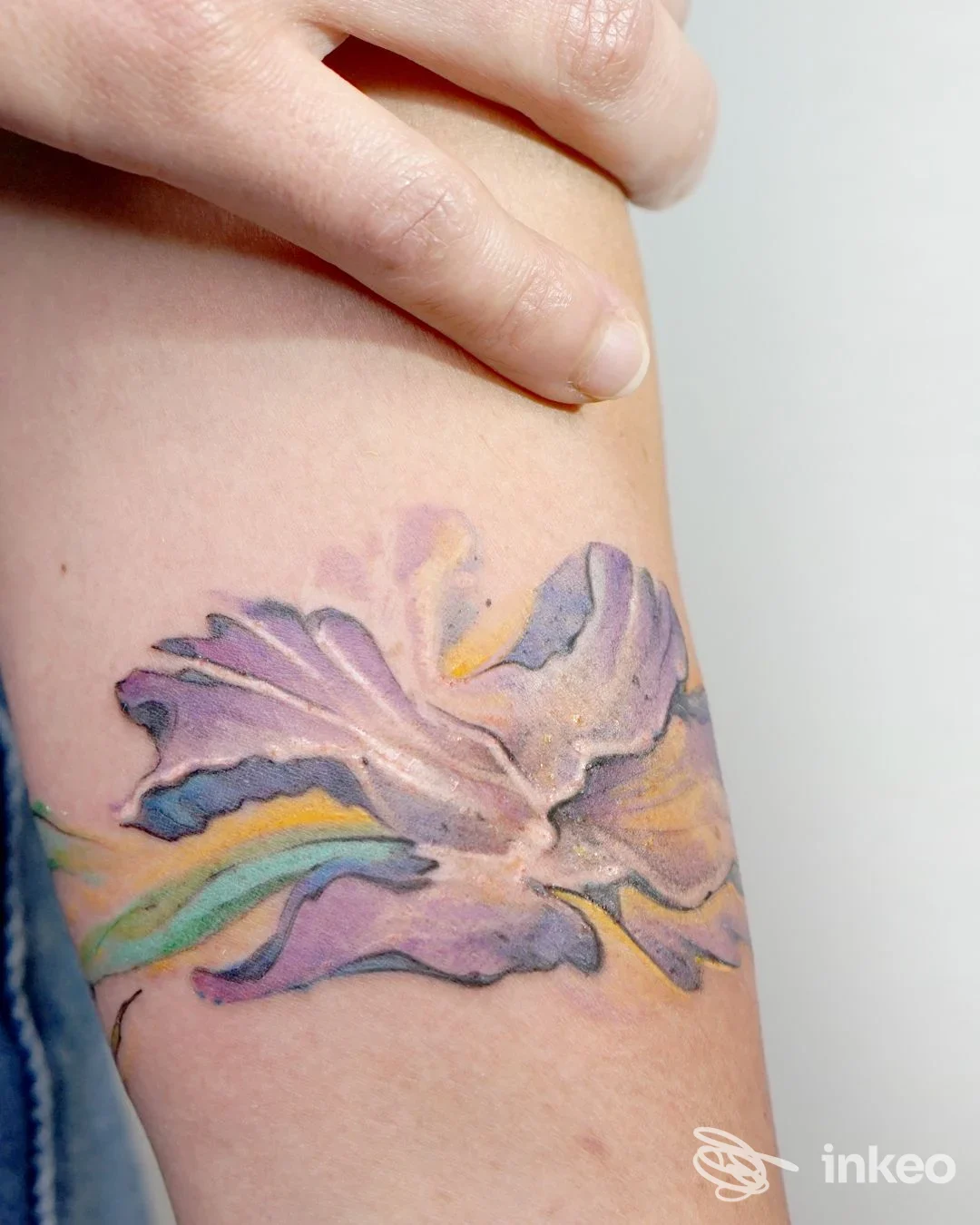 Tatuaggio floreale dai toni acquerellati sull'avambraccio, fotografia di Mirko Pugliese Tattoo Atelier a Crispiano.