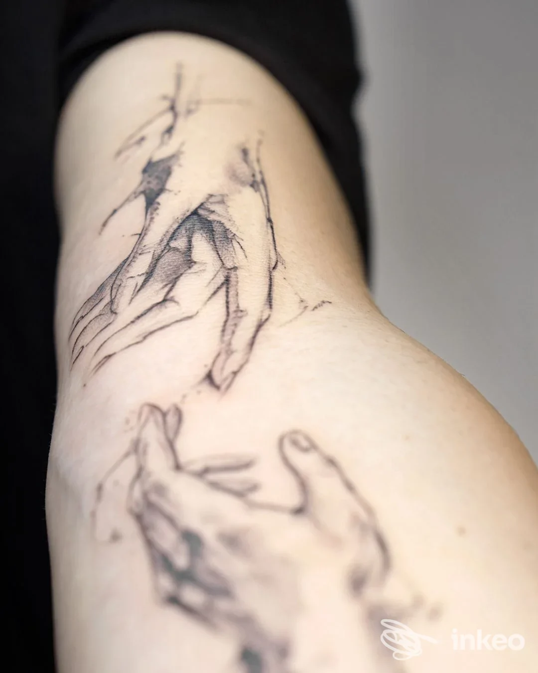 Dettaglio di tatuaggio con mani stilizzate sull'avambraccio, lavoro di Mirko Pugliese Tattoo Atelier - Arte e Tatuaggi, Crispiano.