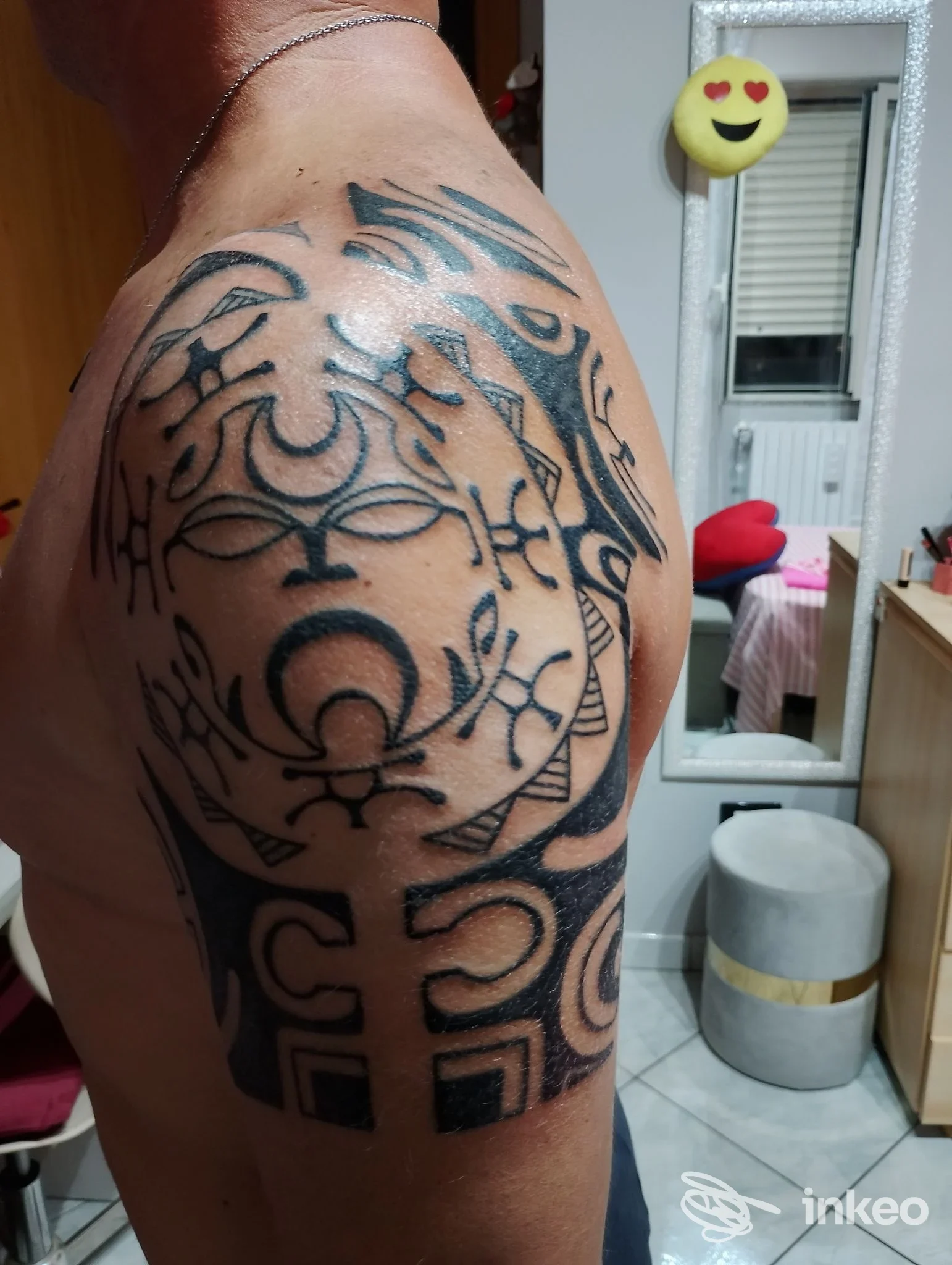 Tatuaggio nero esteso sulla spalla e braccio superiore, fotografia interna; Mirko Pugliese Tattoo Atelier - Crispiano.