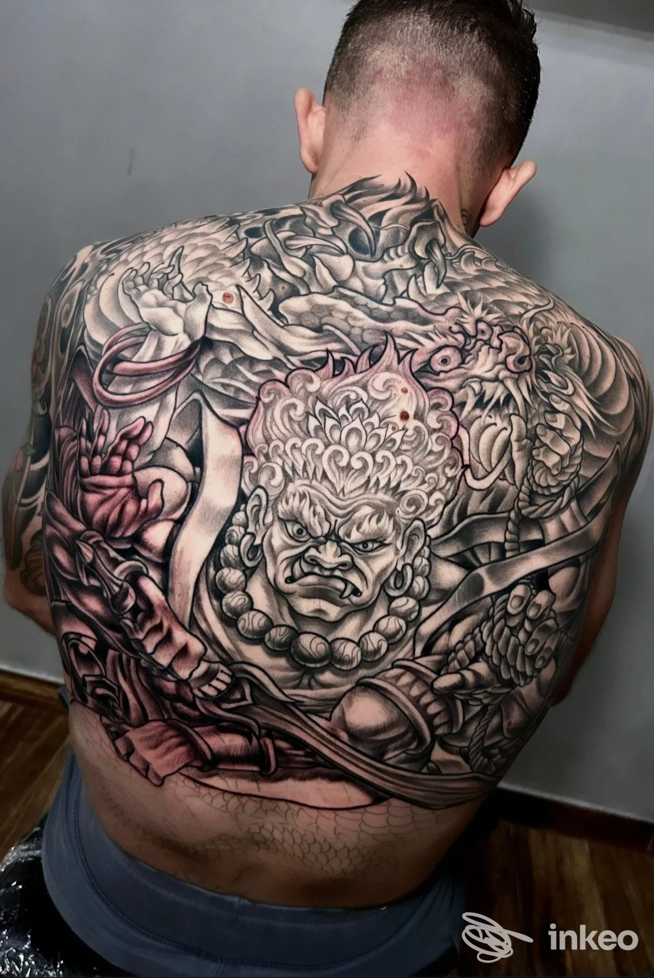 Grande tatuaggio su tutta la schiena con figura centrale e motivi ornamentali, lavoro visibile eseguito da Morello Tattoo a Lecce.