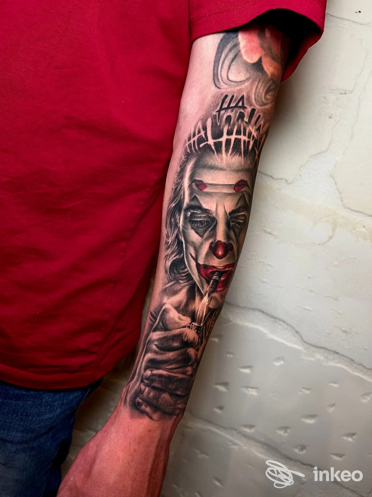 Tatuaggio realistico su avambraccio raffigurante un volto di clown, foto dallo studio Morello Tattoo a Lecce.