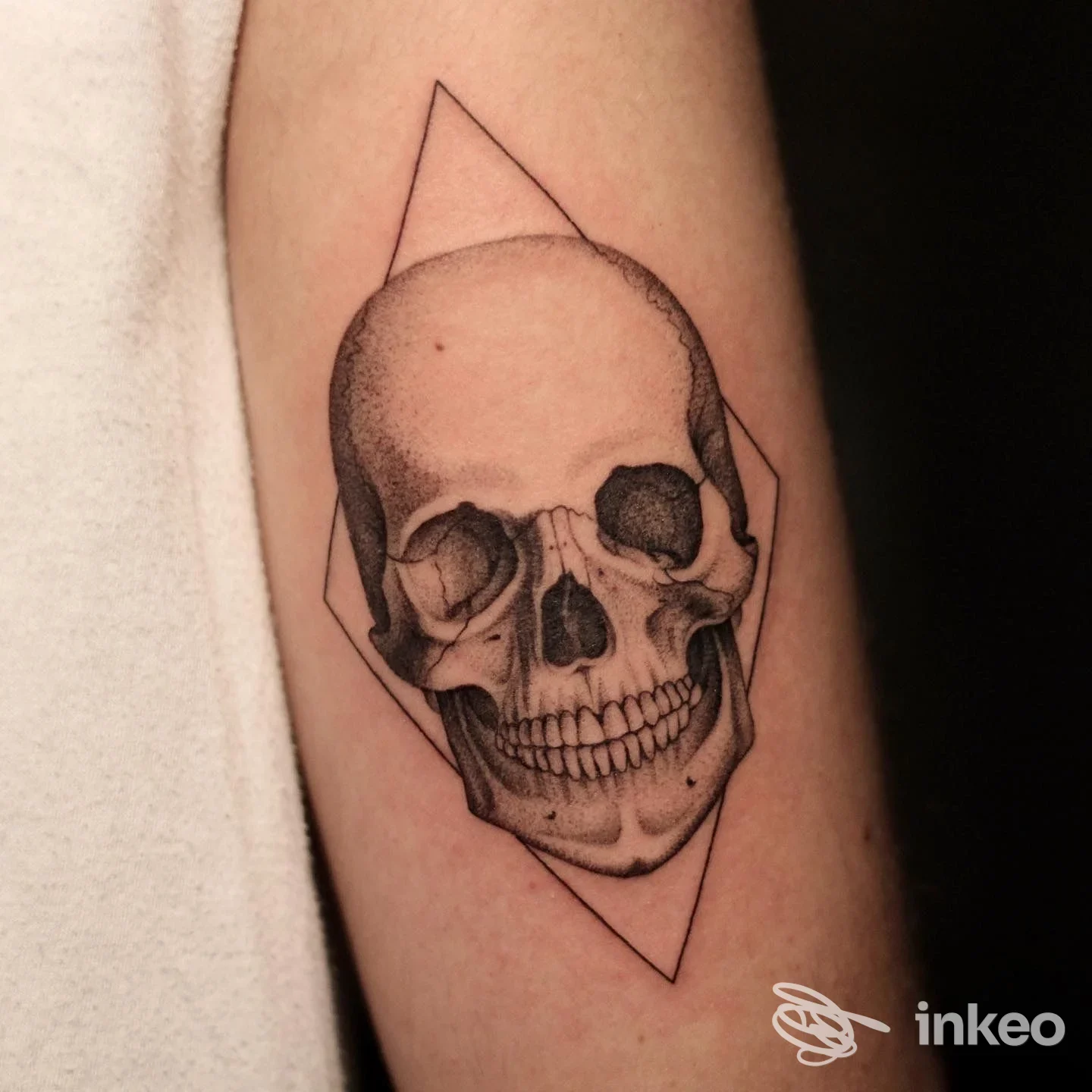 Tatuaggio a forma di teschio in blackwork sull'avambraccio, foto realizzata da NOIR a Noci.