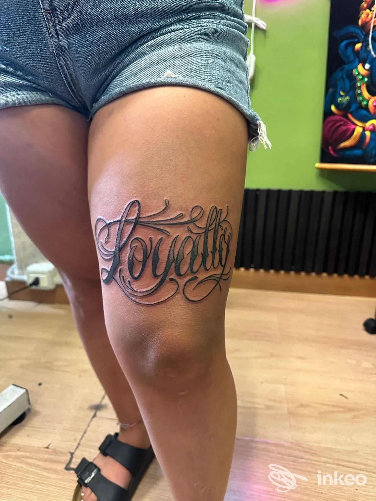 Tatuaggio lettering nero sulla coscia sinistra, foto realizzata presso Nanuk Tattoo Studio a Bari.