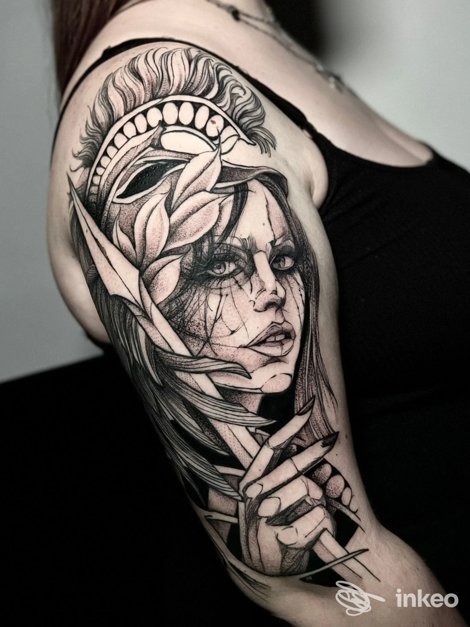 Ampio tatuaggio blackwork/illustrativo sul braccio e spalla, mostrato da OFFICINA LUX TATTOO LAB a Foggia.