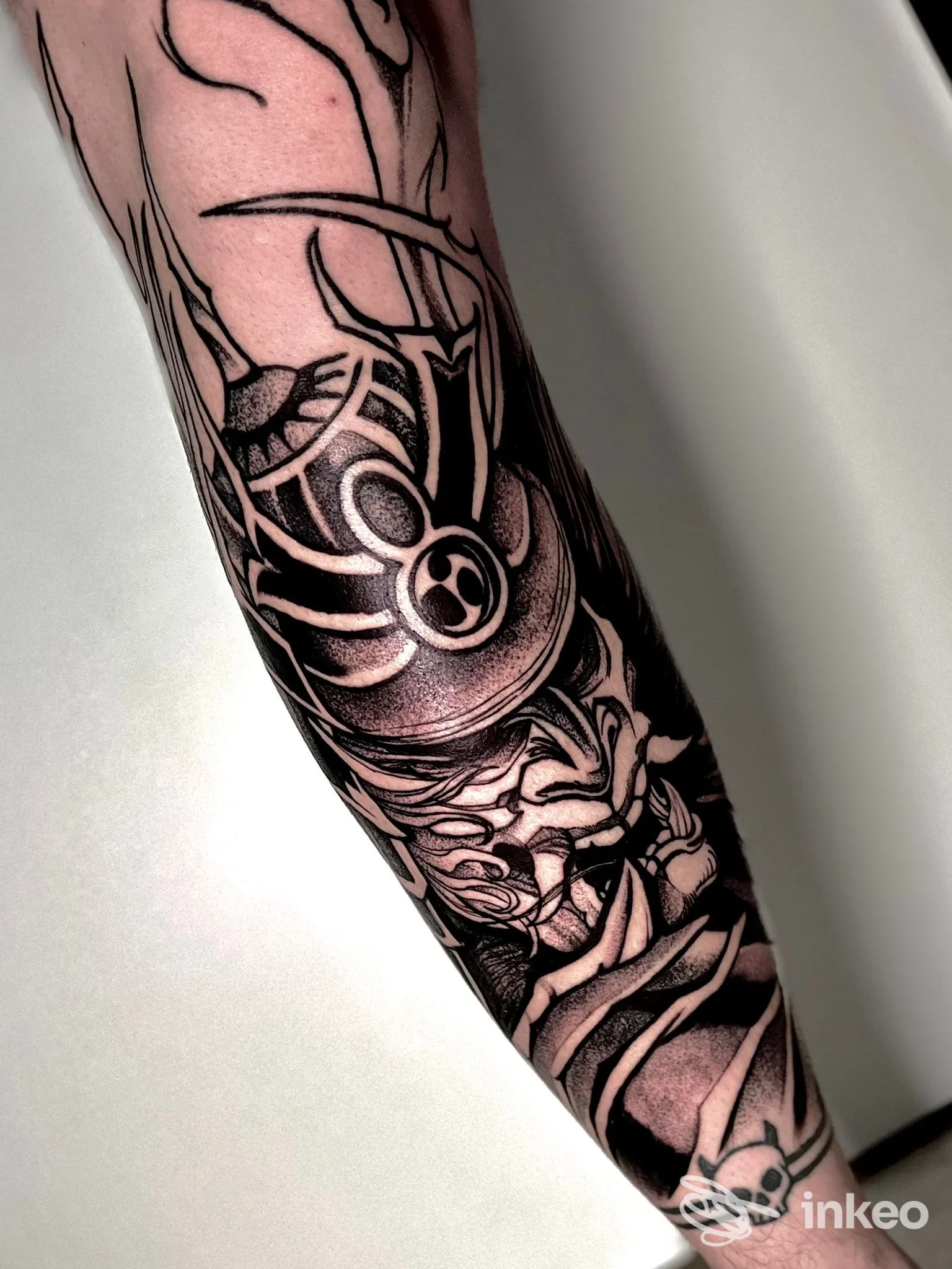 Dettaglio di tatuaggio blackwork su avambraccio, foto fornita da OFFICINA LUX TATTOO LAB, Foggia.