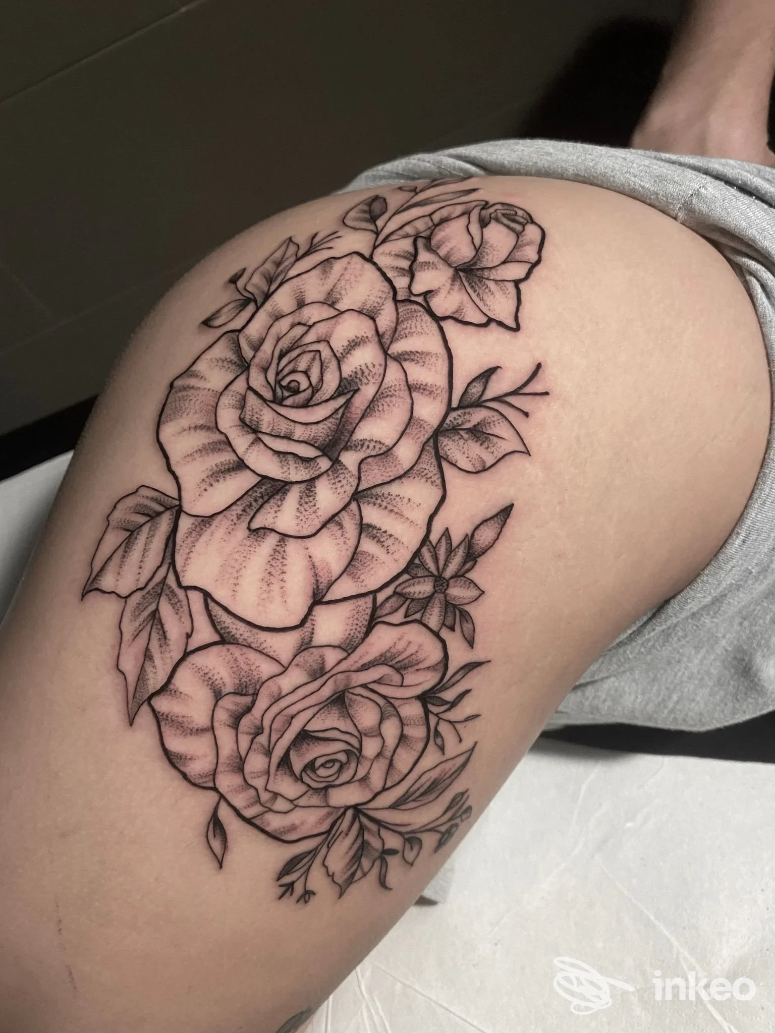 Grande tatuaggio floreale con rose in nero e puntinato sulla coscia, realizzato da No rules tattoo a Marina di Ginosa.