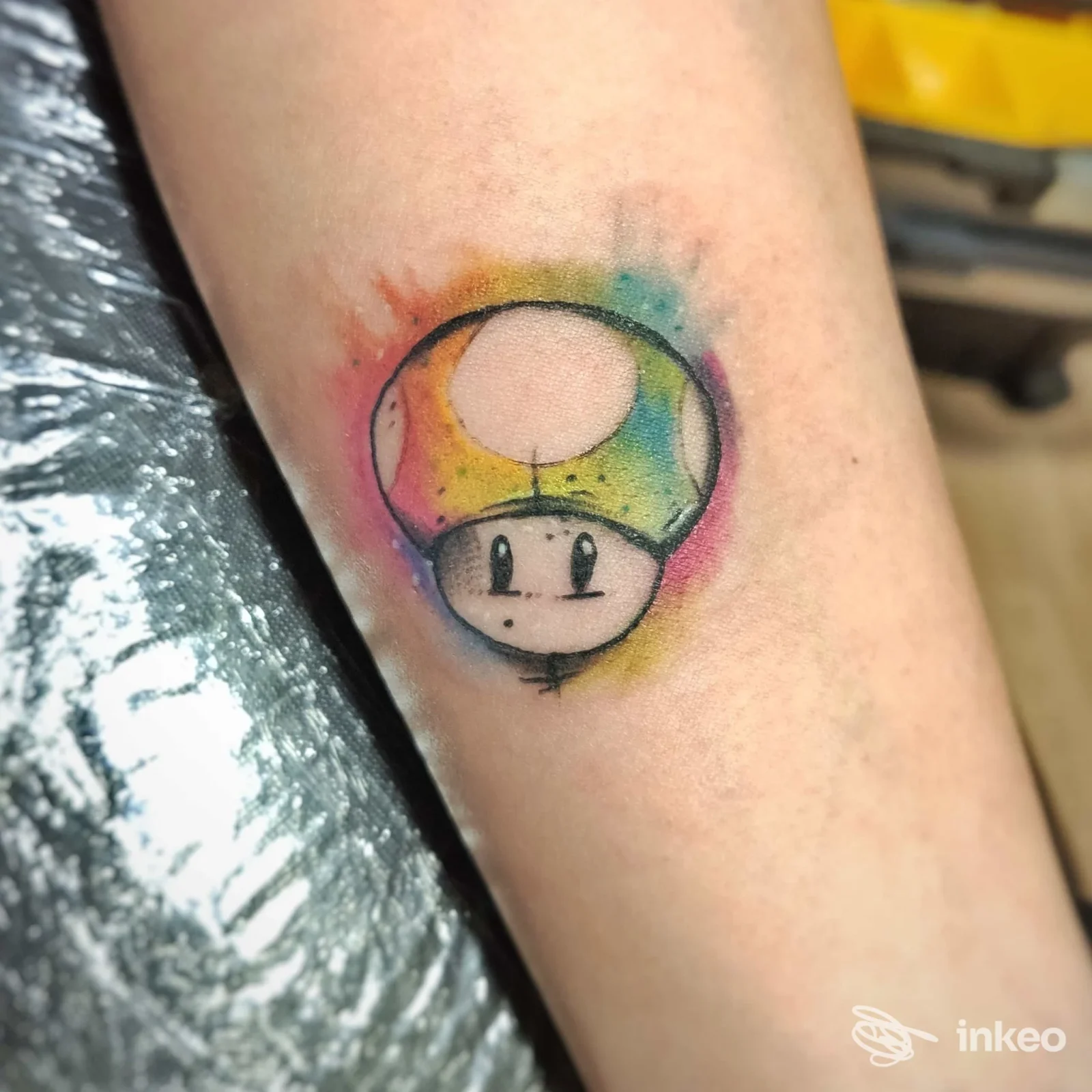 Tatuaggio a fungo colorato sull'avambraccio realizzato da No rules tattoo a Marina di Ginosa.